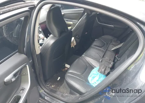 2013 Volvo S60 T5/T5 Platinum/T5 Premier/T5 Premier Plus z USA, uszkodzony, nr VIN YV1612FH2D2186371